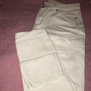 FOREVER 21 NEVER WORN RIPPED JEANS !